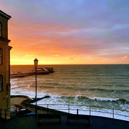 The Red Lion Hotel Кромър Екстериор снимка Sunset at the harbour