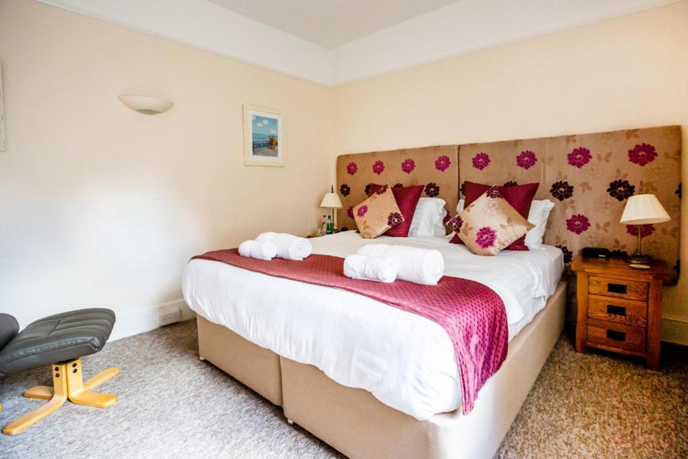 The Red Lion Hotel Кромър Екстериор снимка A bedroom at the hotel