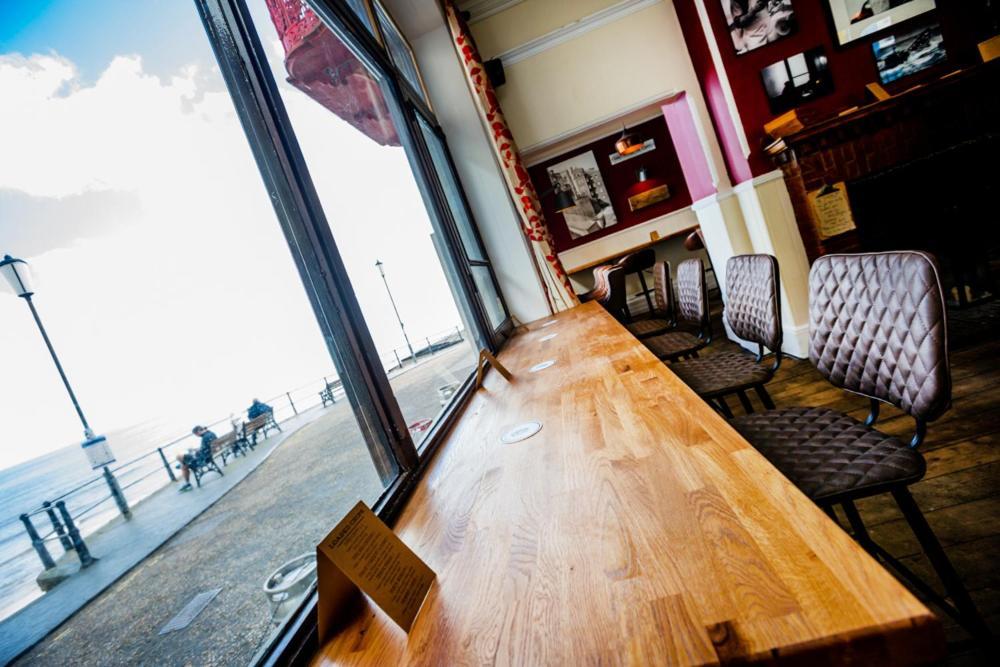 The Red Lion Hotel Кромър Екстериор снимка Interior of the cafe