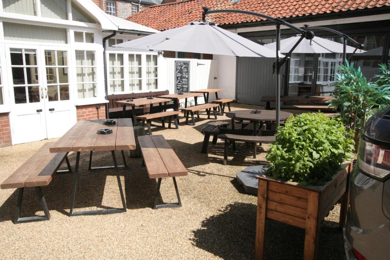 The Red Lion Hotel Кромър Екстериор снимка The courtyard at The Old Mill