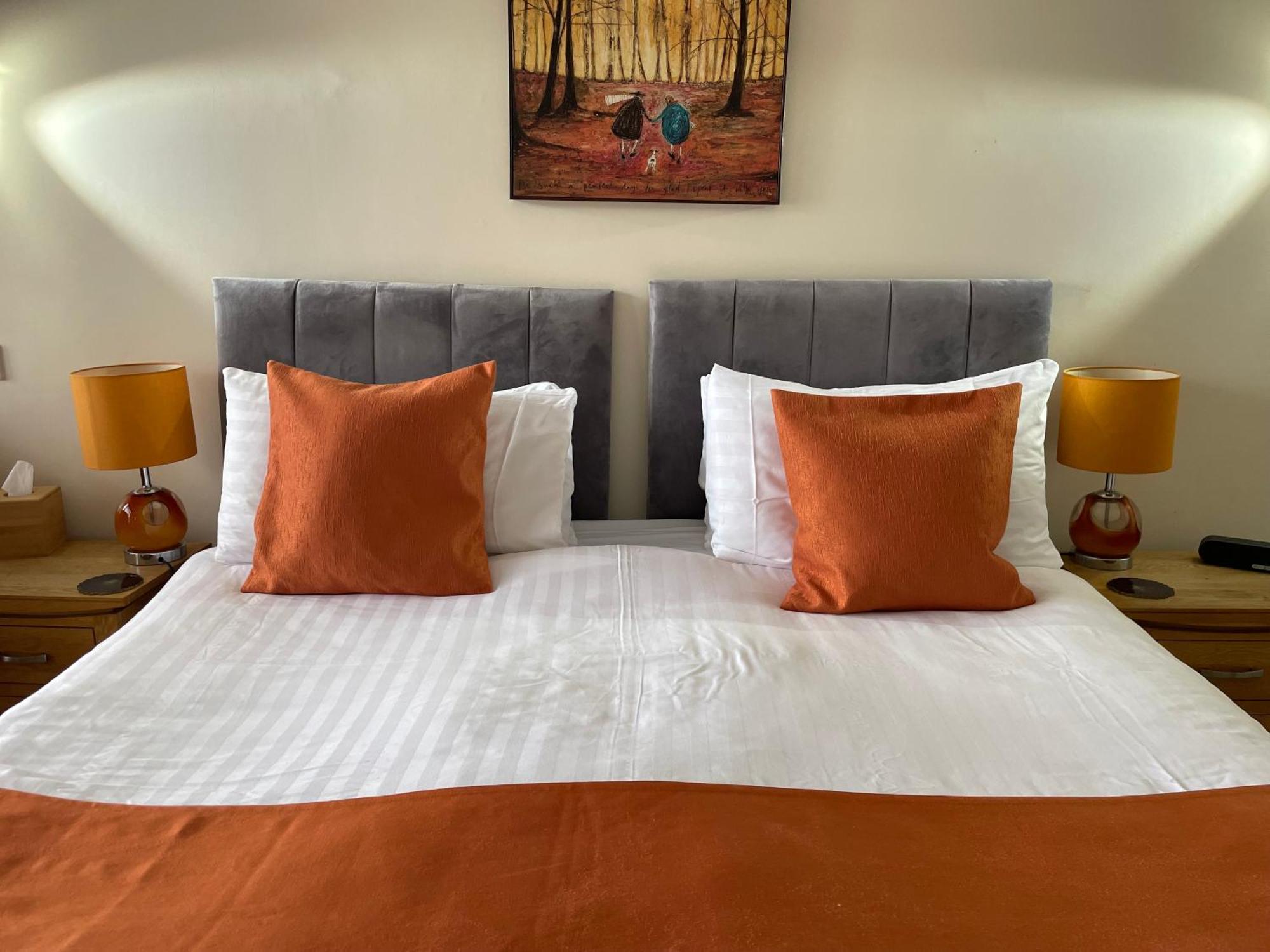 The Red Lion Hotel Кромър Екстериор снимка A bed with a duvet