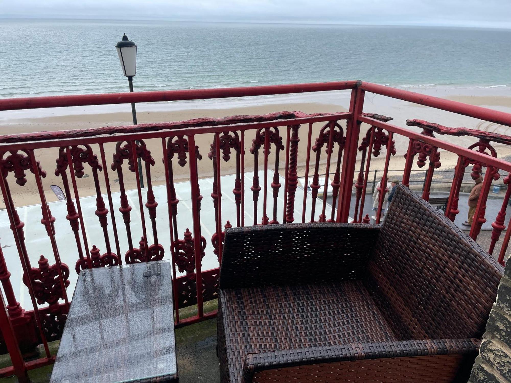 The Red Lion Hotel Кромър Екстериор снимка The balcony of the hotel