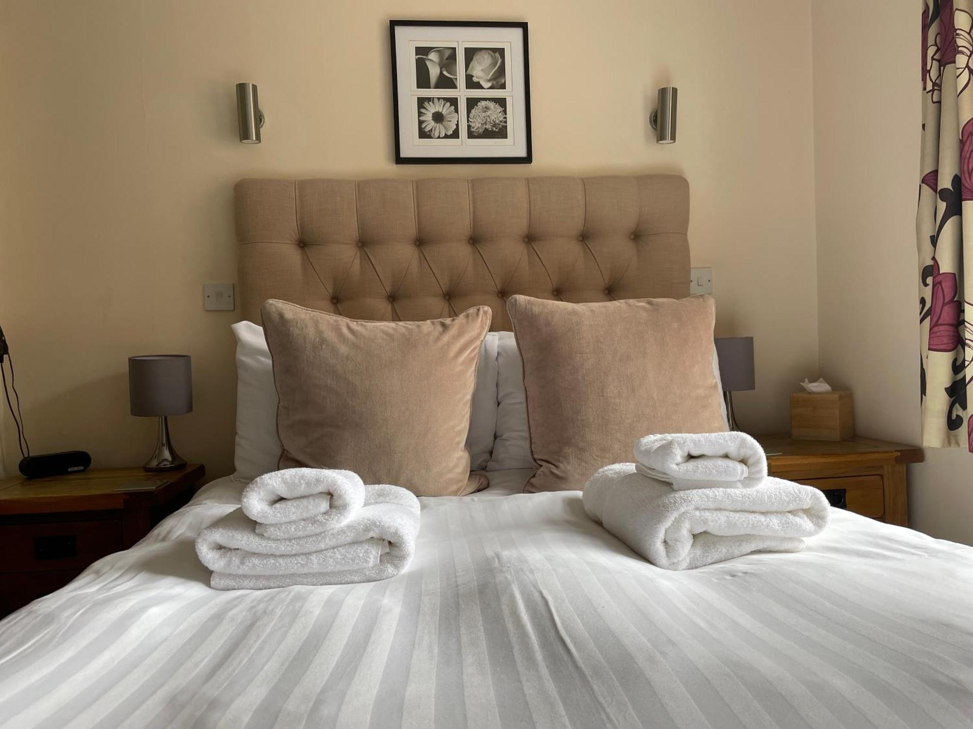 The Red Lion Hotel Кромър Екстериор снимка A bed with a headboard