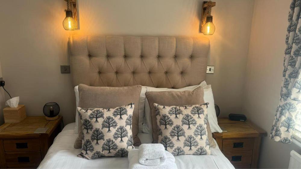 The Red Lion Hotel Кромър Екстериор снимка A bed with a headboard