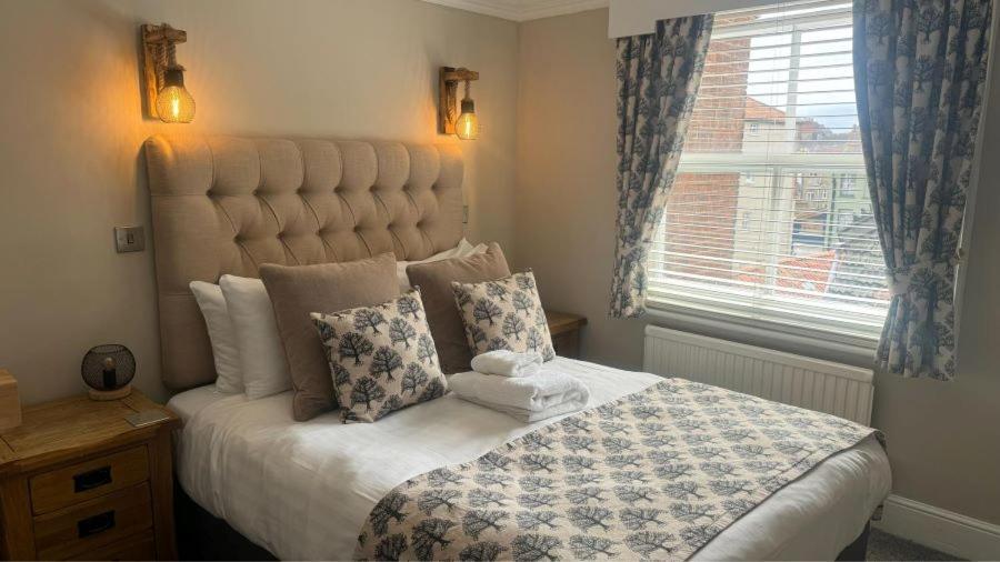 The Red Lion Hotel Кромър Екстериор снимка A bedroom at the hotel