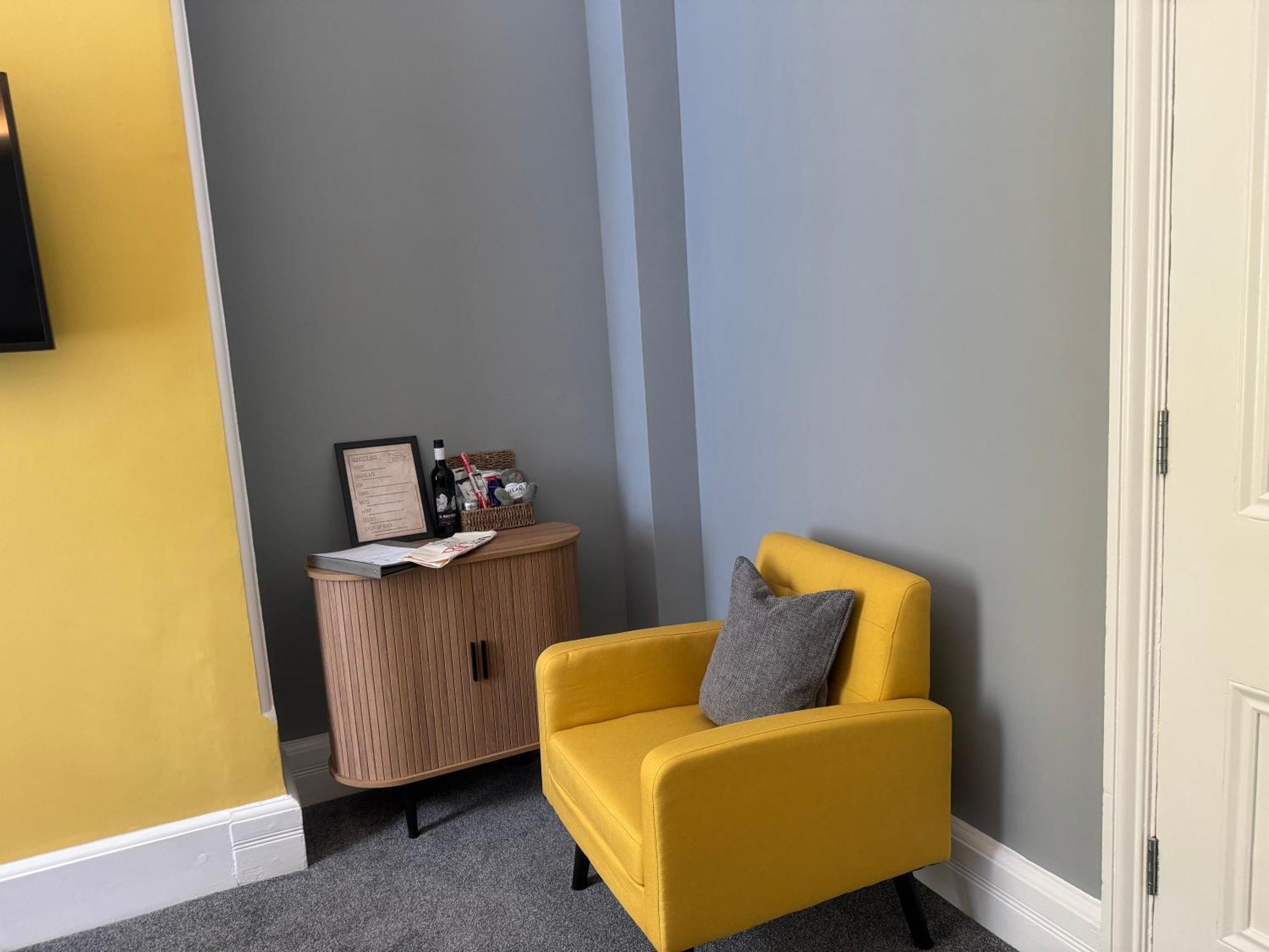 The Red Lion Hotel Кромър Екстериор снимка A room painted in Dulux's 2019 Colour of the Year, Dulux Arousing Azure