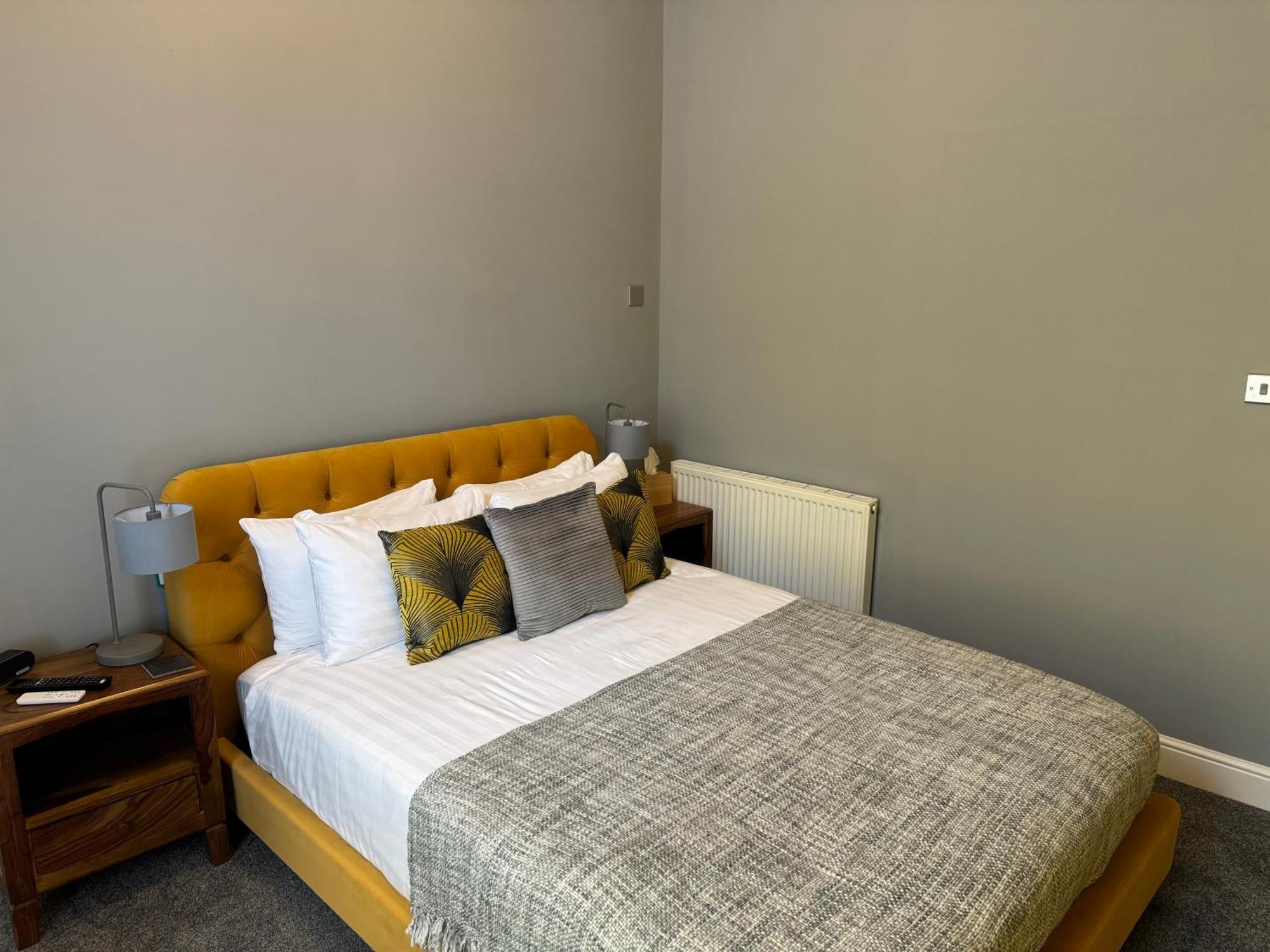 The Red Lion Hotel Кромър Екстериор снимка A bedroom at the hotel