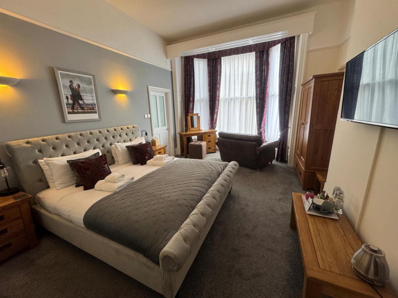 The Red Lion Hotel Кромър Екстериор снимка A bedroom at the hotel