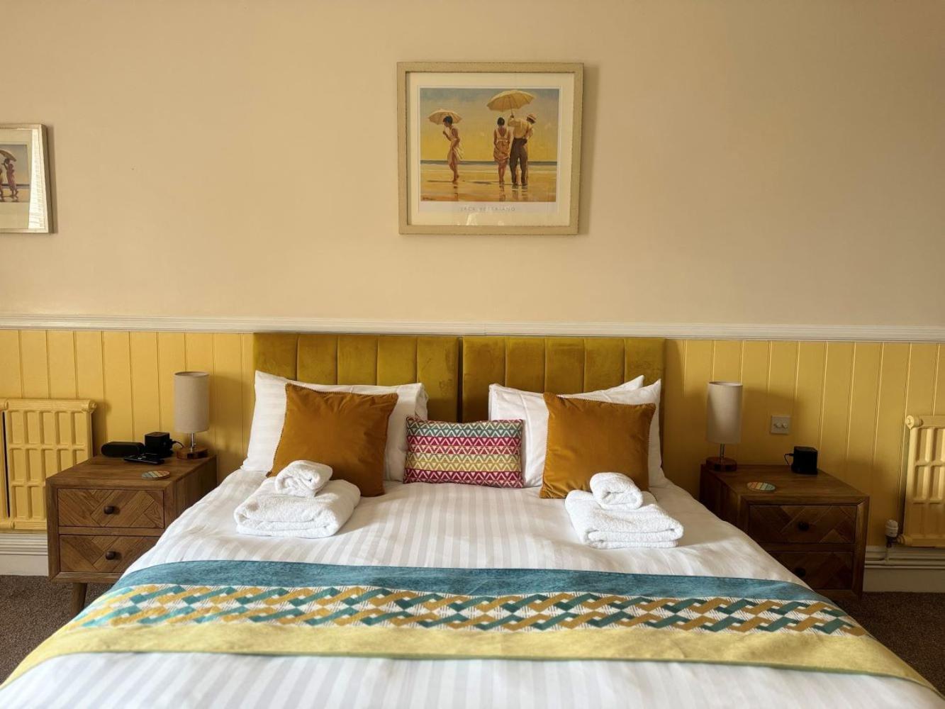 The Red Lion Hotel Кромър Екстериор снимка A bedroom at the hotel