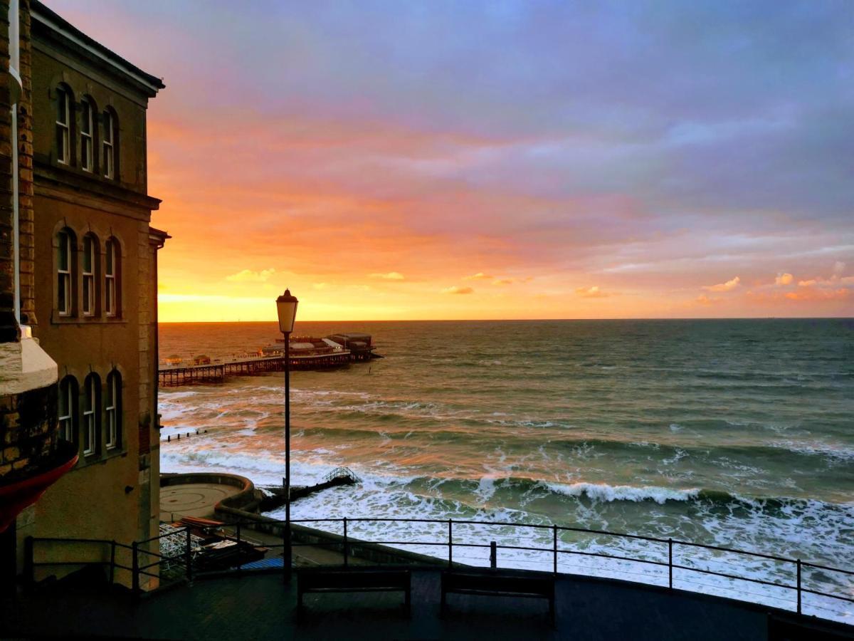 The Red Lion Hotel Кромър Екстериор снимка Sunset at the harbour